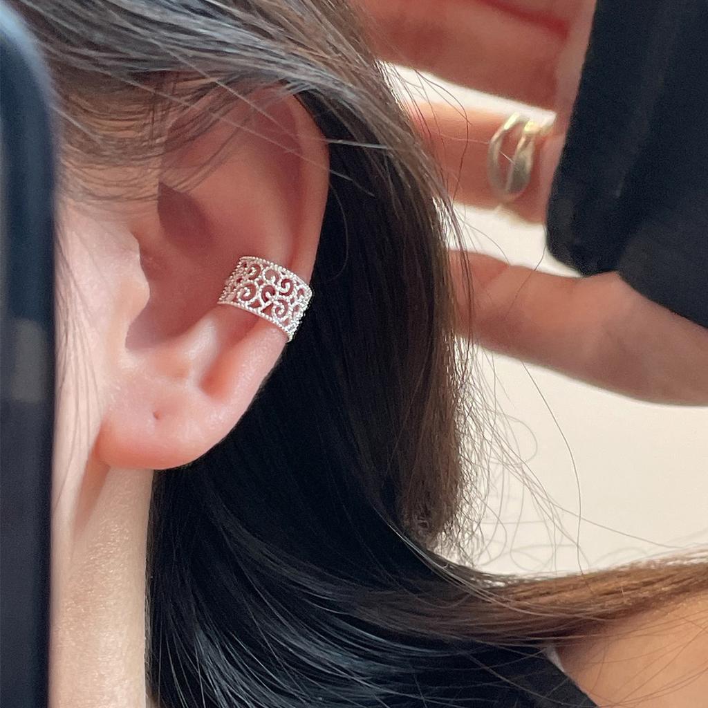 Hollow lace ear clips, no earrings, single female niche design, simple and cold wind earrings