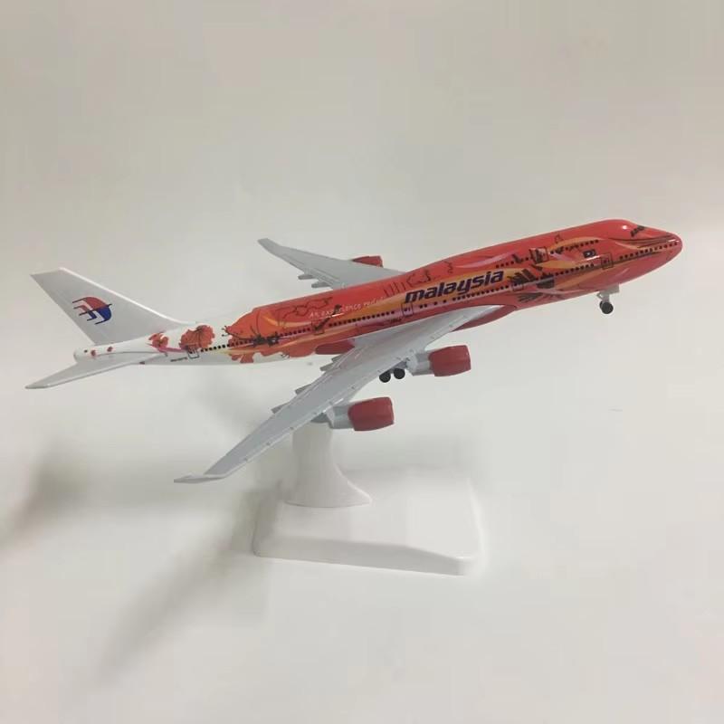1/400 20cm Malaysia Rotes Flugzeugmodell 747 Airlines Metallflugzeug-Replik Legierungsmaterial Luftfahrtform Geschenk B747 Serie