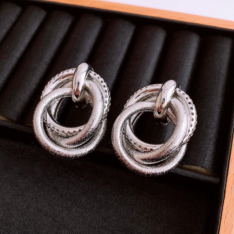 

Европейские и американские серьги-пусеты из серебряной иглы, неправильной круглой формы, с чувством дизайна, нишевые, простые, с индивидуальностью, трендовые, универсальные