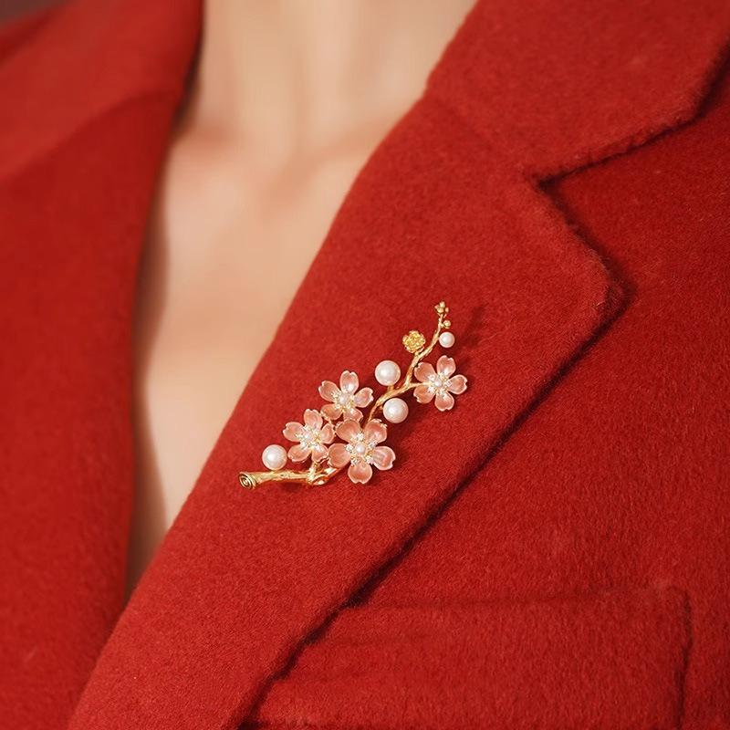 Exquisite Plum Blossom Brooch, High-end Feminine Pearl Brooch, Light Luxury and Niche Design Sense Brooch