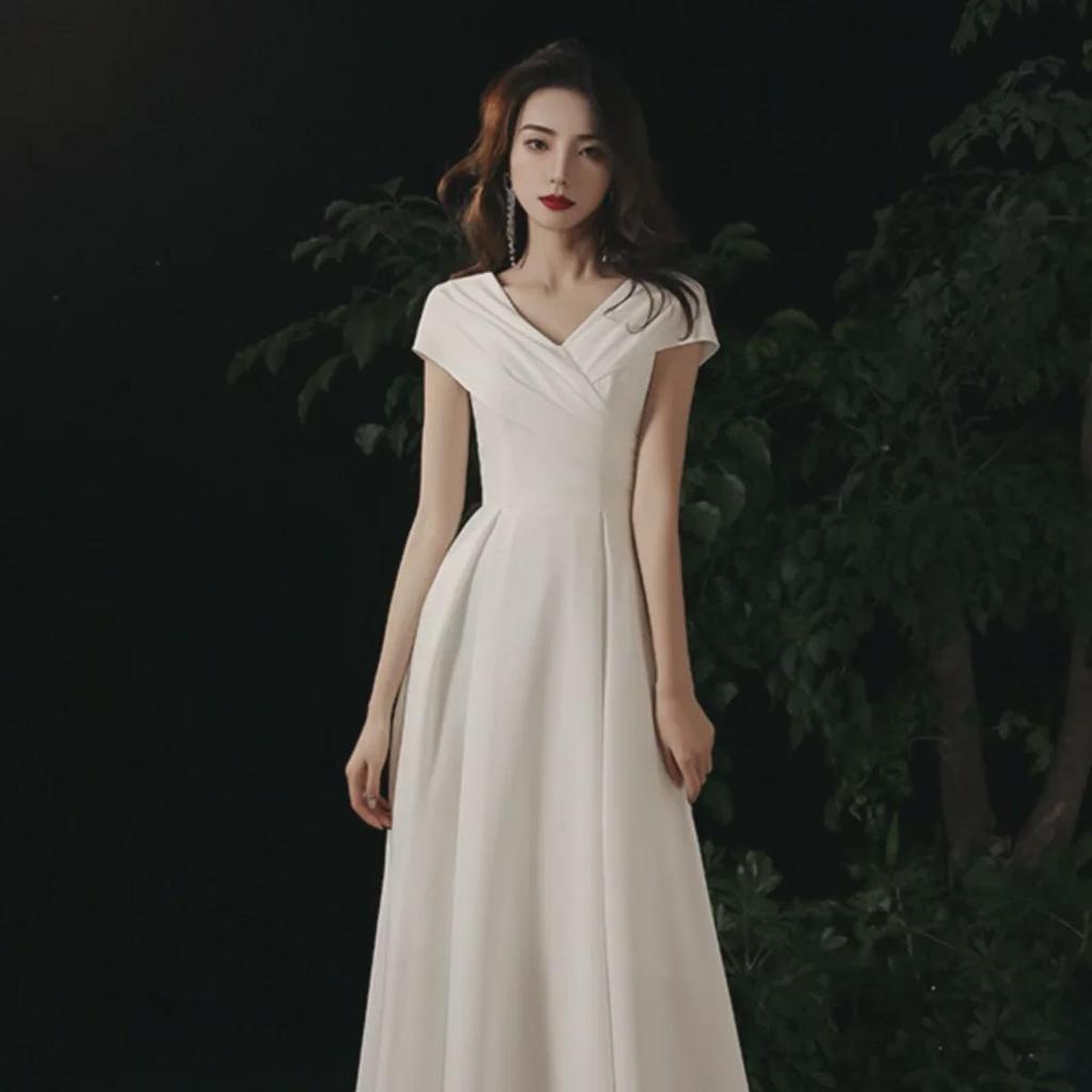 Elegantní bílé večerní šaty na svatby a narozeniny.