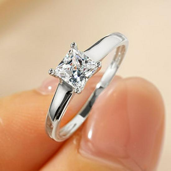 Women's Light Luxury Round Diamond Zircon Ring – Elegant Micro-Pave Fashion Accessory