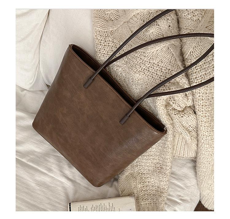 

Winter portable commuter bag women s 2025 new retro simple tote bag versatile large-capacity shoulder bag