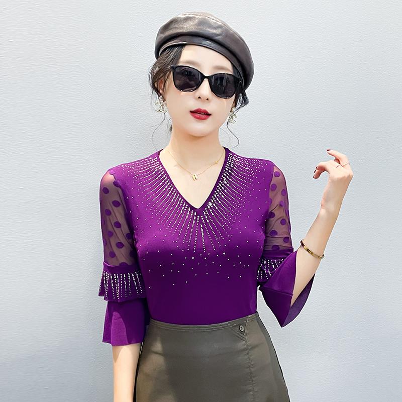 2026 Été Femme Col en V Strass Chauds T-shirts Vêtements Fille Doux Manches Évasées Extensibles Fête Hauts Femmes Extensibles Maille T-shirts