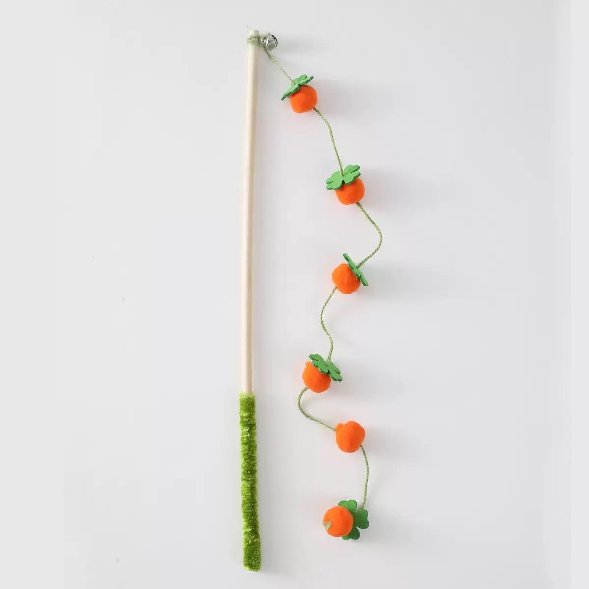 

Cat toy fruitful wooden handle persimmon string teasing stick long rod with bell scratch-resistant bite-proof self-play зелений