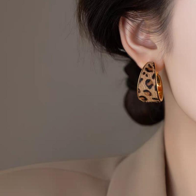 Autumn and winter retro leopard print flocking circle earrings women's European and American advanced sense geometric temperament earrings