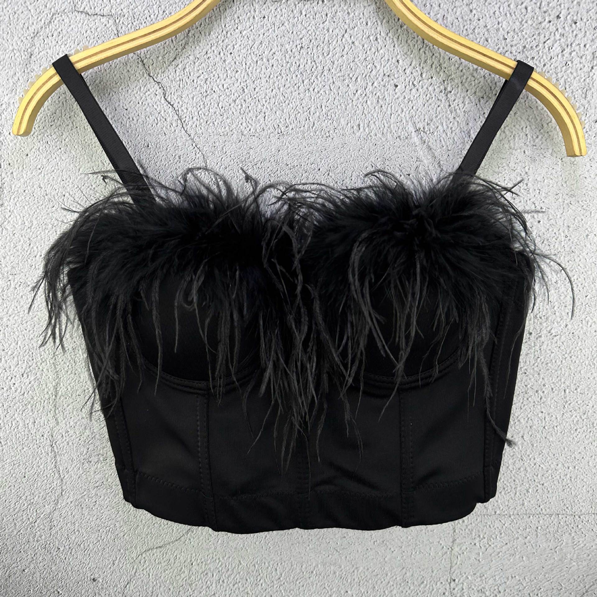 

Эфирная майка, вдохновленная страусиными перьями, с модным дизайном в стиле «рыбий скелет». Идеально подходит для селфи в уличном стиле. Камзолы и майки 36/80 чёрный