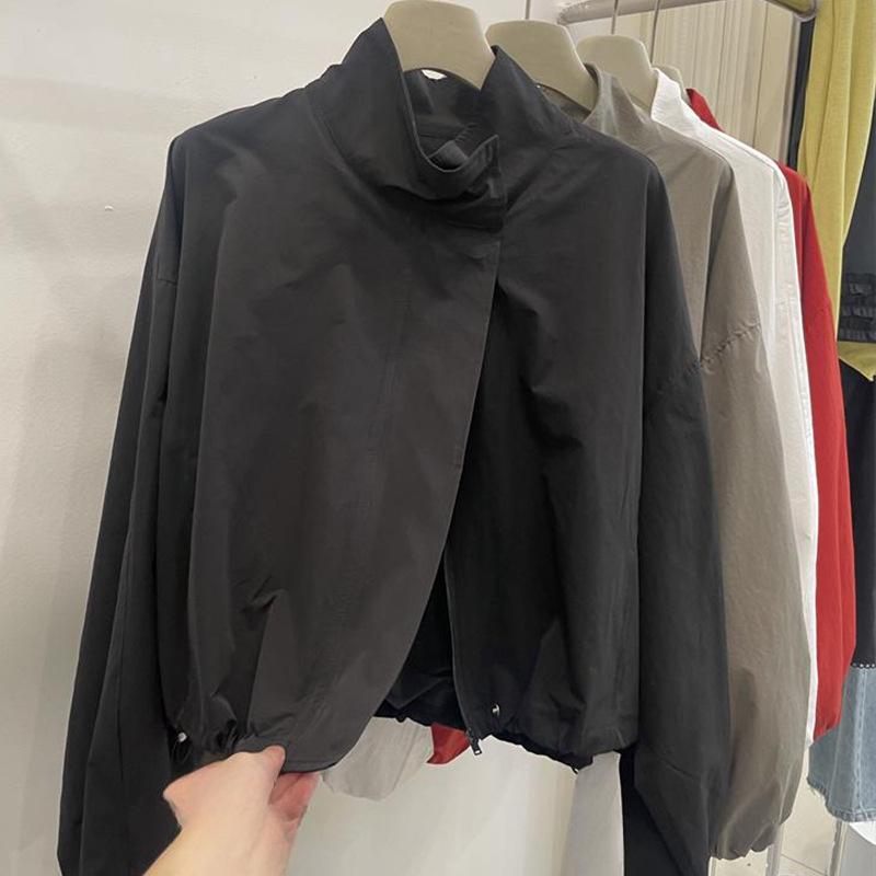 Dámská jarní krátká baseballová bunda v červené a krémově bílé/námořnické modré barvě se stojáčkem