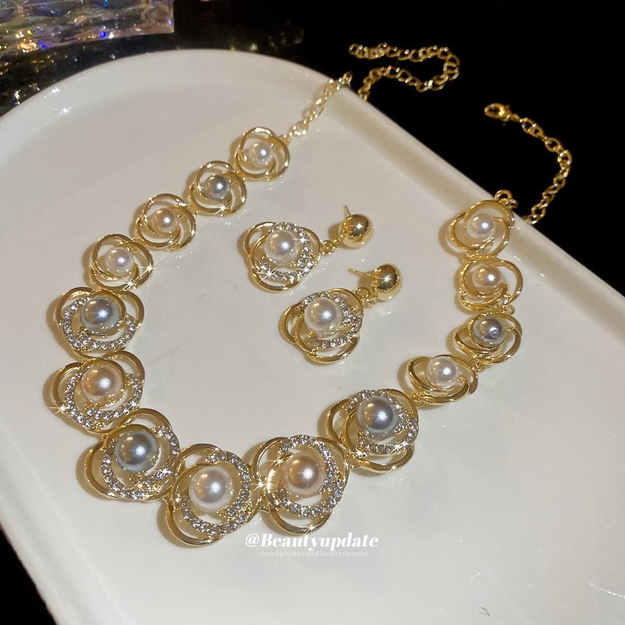 Elegant Vintage Style Choker: Diamond-Encrusted Imitation Pearl & Flower Design