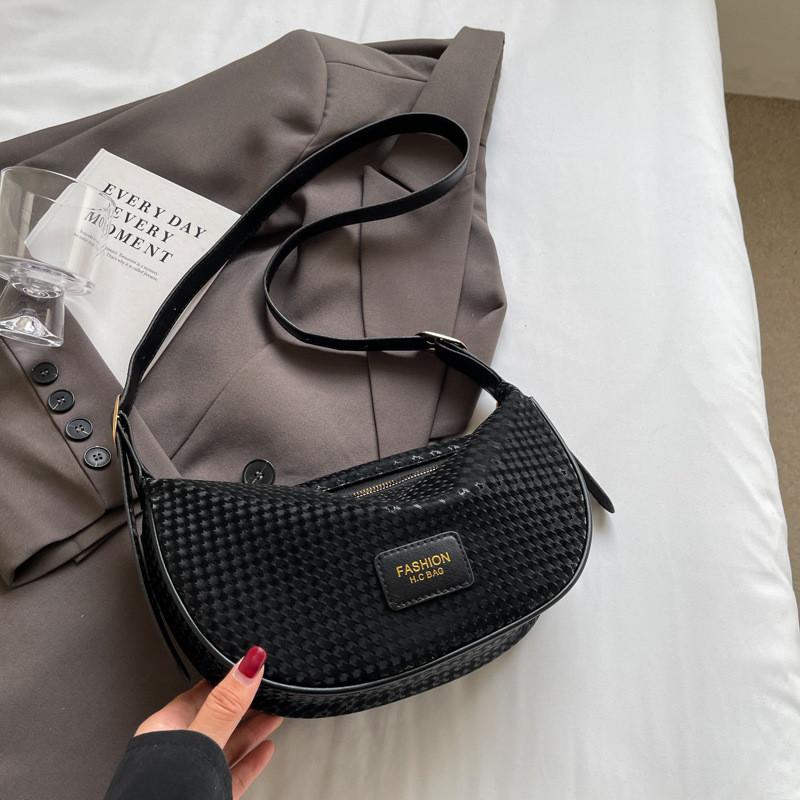 Stylish Pu Dumpling Bag Versatile Summer Shoulder Bag With Soft Medium Hardness And Zipper Closure