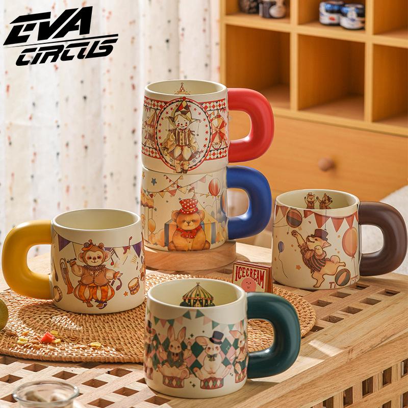 

Керамічна кухоль EVA Fantasy Circus Парна чашка Відкриття події Подарункова чашка Велика місткість Домашня чашка для води 550ml мигдалевий