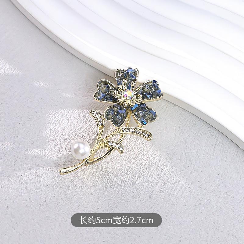 

Ретро легкая роскошная брошь в виде цветка циркония женская маленькая ароматная стильная изысканная брошь для пальто костюм модная анти-световая булавка