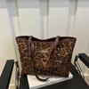 Deerskin velvet large-capacity leopard print bag women's 2025 new autumn and winter retro tote bag versatile shoulder armpit bag