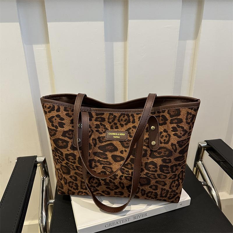 Deerskin velvet large-capacity leopard print bag women's 2025 new autumn and winter retro tote bag versatile shoulder armpit bag