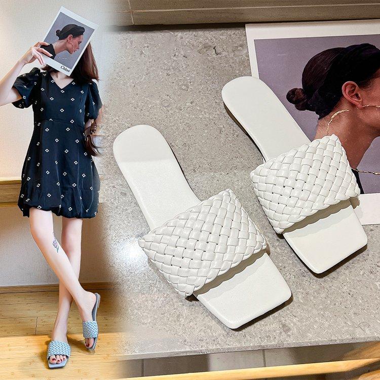 

Тапочки женские 2025 летние однословные плетеные пояса, легкие женские сандалии, корейская версия lazy stalls, с пляжной обувью 35 белый