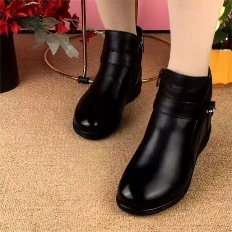 2025 Winter Mom Shoes Soft Leather Middle-aged and Elderly Casual Anti-skid Snow Short Boots Grandma Flat Leather Shoes Women