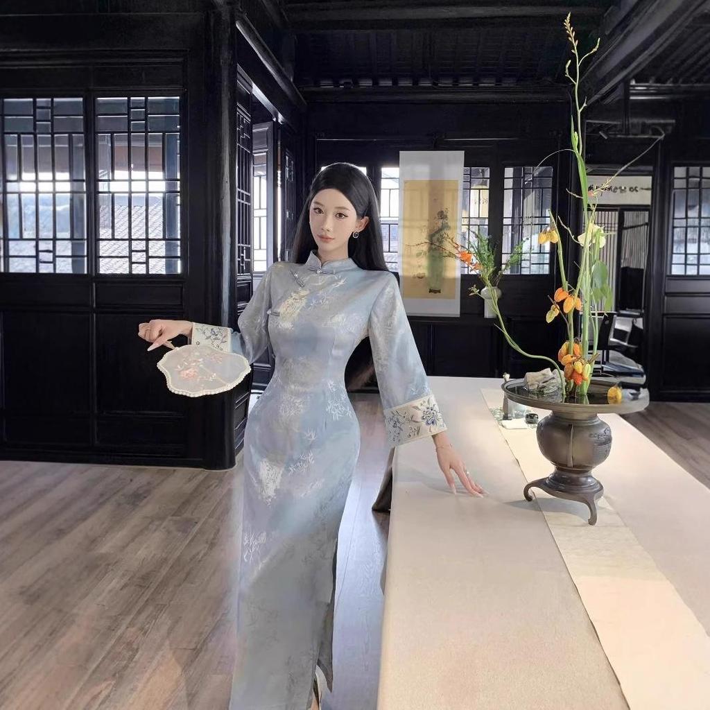 Jesień 2025 Wykwintna sukienka qipao z niebieskim nadrukiem i łączonymi rękawami