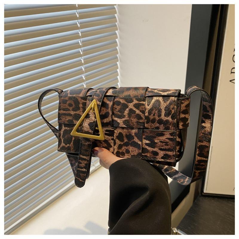 

Spring new leopard print small square bag personalized sweet and cool Spice Girl messenger bag woven splicing shoulder armpit bag темно-коричневого кольору