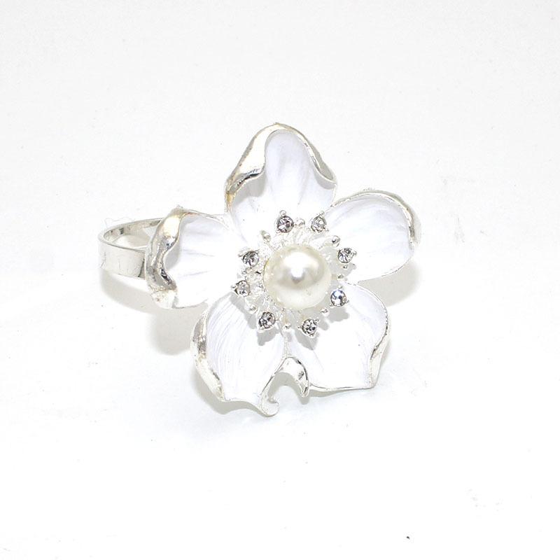 6 Stück/Los Neuer fünfblättriger Blumen-Serviettenring Legierung weiße Blume Serviettenring Hochzeits-Tischdekoration