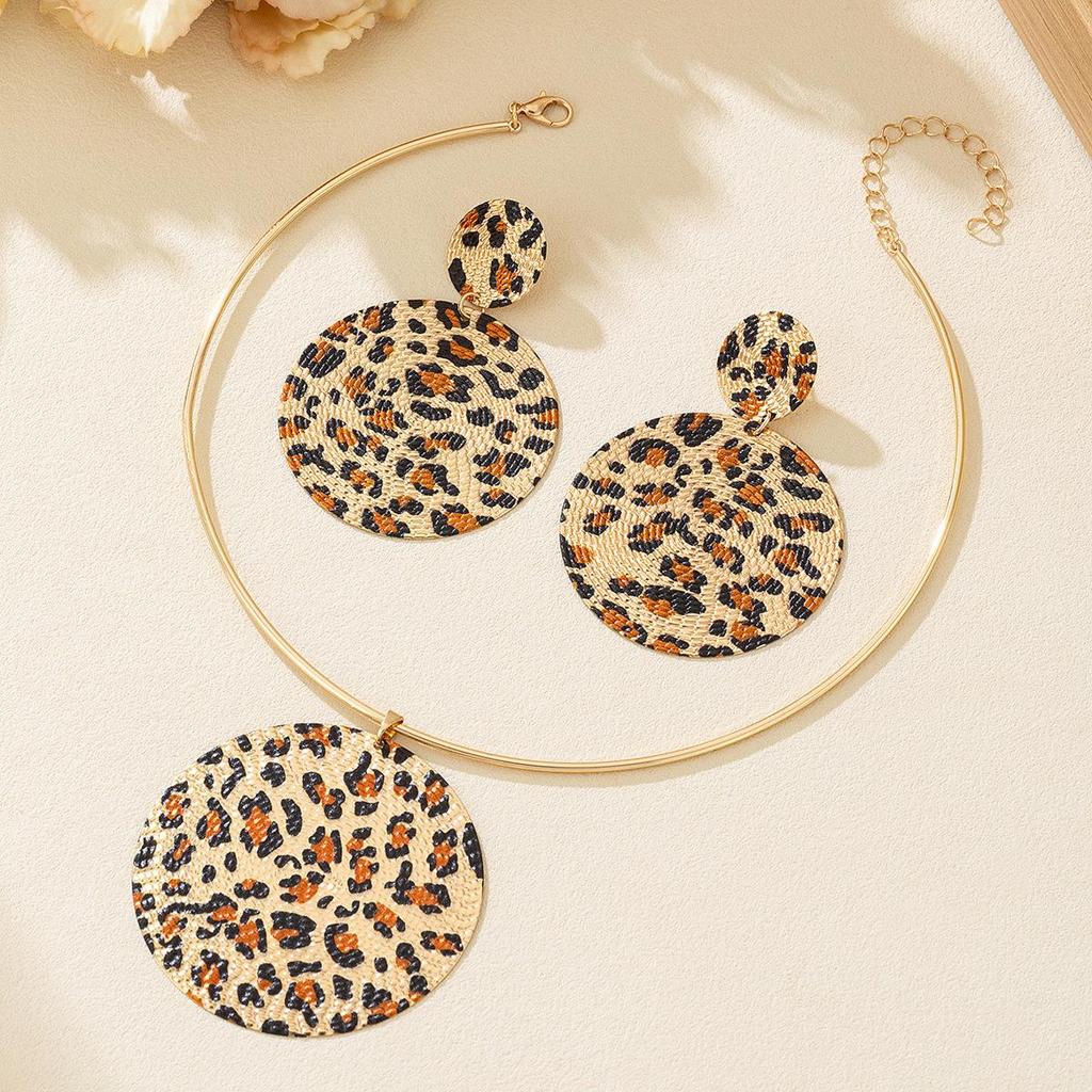 Retro Leopard Jewelry Set: Chic Necklace & Earrings