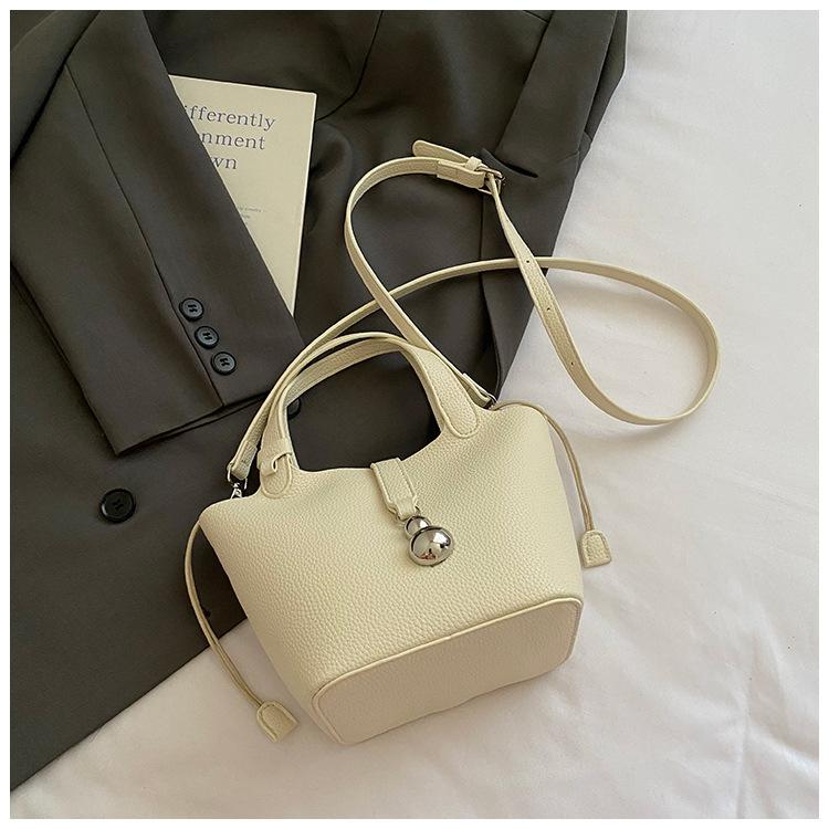 

Корейская сумка-тоут высокого класса, простая нишевая женская сумка, лето 2025, новая универсальная сумка-мессенджер в форме ведра с узором личи