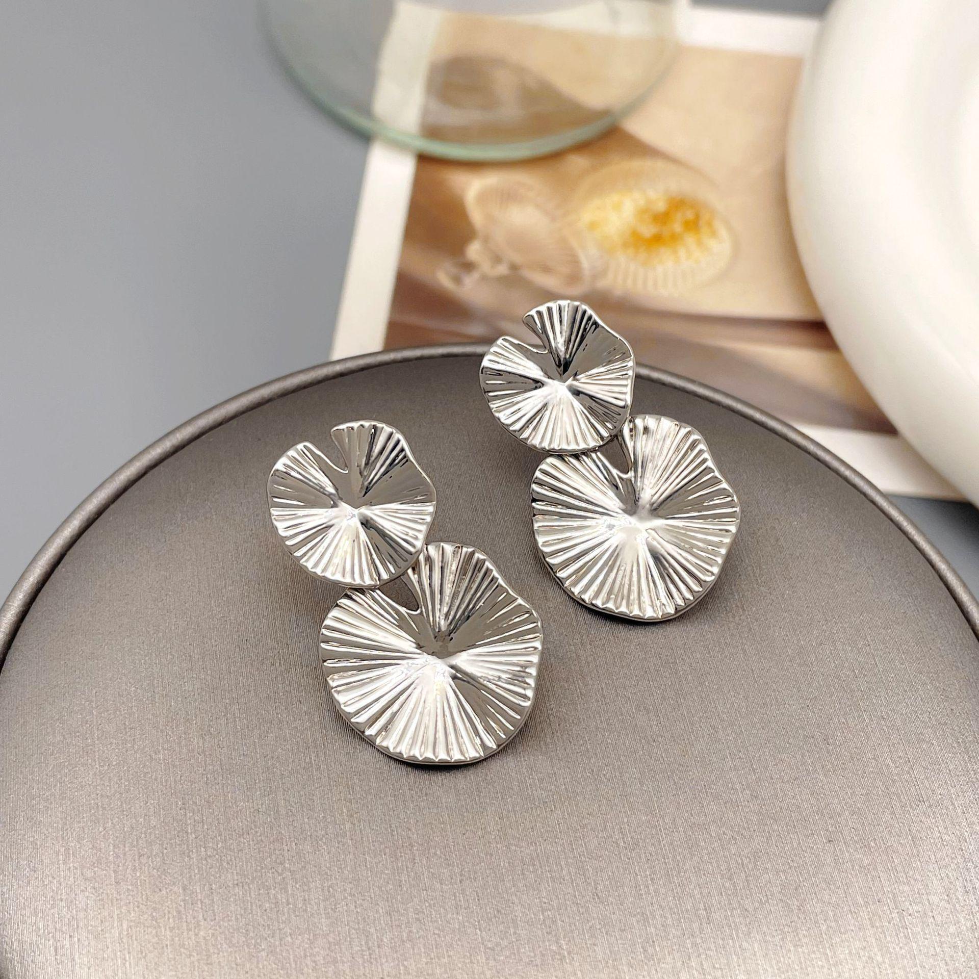 

Retro Asymmetrical Lotus Leaf Earrings - Simple, Versatile, and Stylish Drop Jewelry