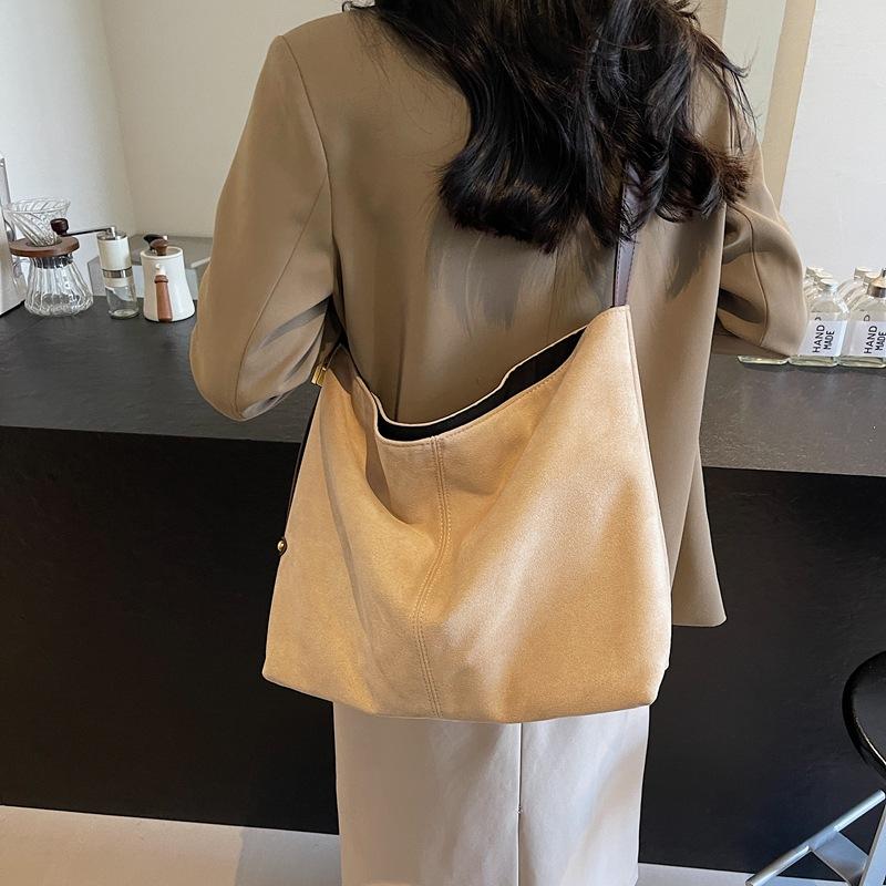 Large-capacity bag women's autumn and winter versatile 2025 new suede shoulder messenger bag commuter tote bag
