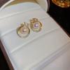 Pendientes de perlas de alta gama de moda Pendientes retro de nicho francés de lujo ligero Pendientes de perlas simples y versátiles para mujer