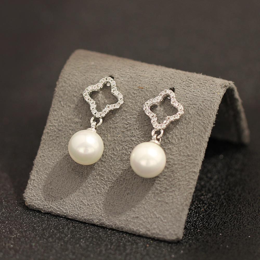 Classic Versatile Simple Stone-set Hollow Four-leaf Clover Earrings, Gold-plated Temperament Pearl Earrings, Women's Fashion Stud Earrings