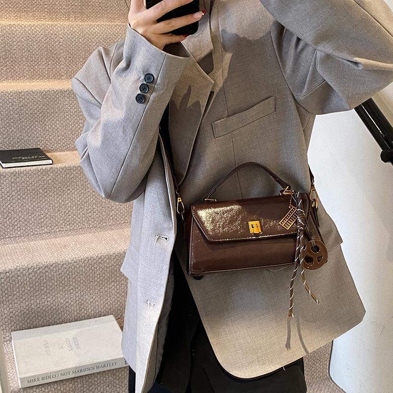 Super fire small bag women's autumn and winter retro 2025 new fashion messenger bag women's versatile portable work small square bag