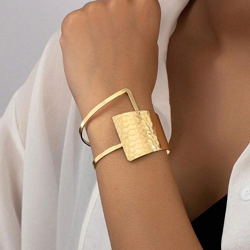 Chic European & American Style Metal Adjustable Bracelet - High-End, Elegant Design for Women