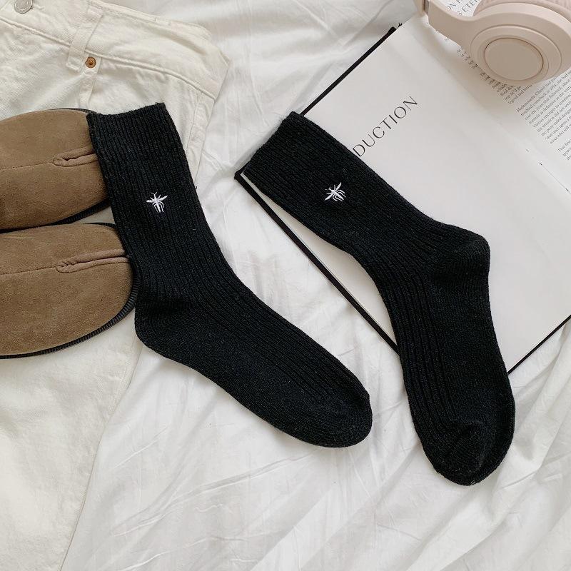 

Japanese And Korean Little Bee Embroidered Wool Rabbit Fur Socks Thickened Medium Tube Stacking Socks To Keep Warm Korean One size fits all чорний