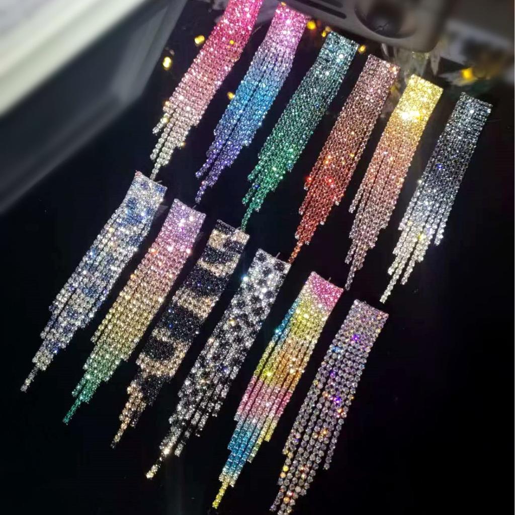 Schwarze Ohrhänger mit glänzenden Diamantquasten mit Farbverlauf