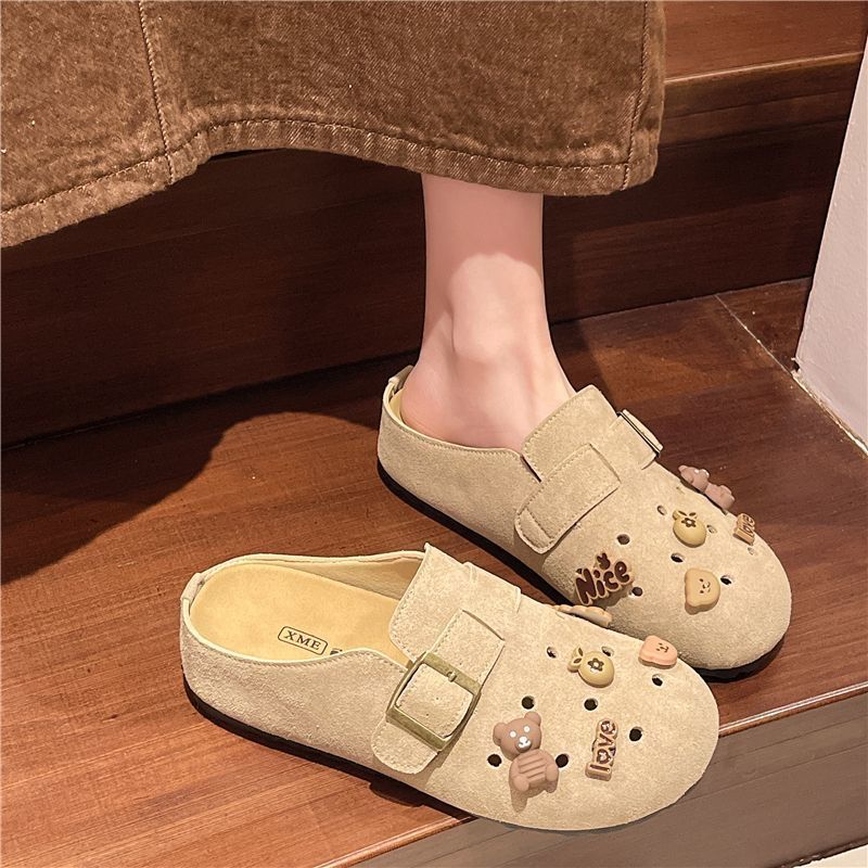 Retro Shoes with Thick Soles and Toe Caps Are Worn Over The New Casual Flip-flops with Holes