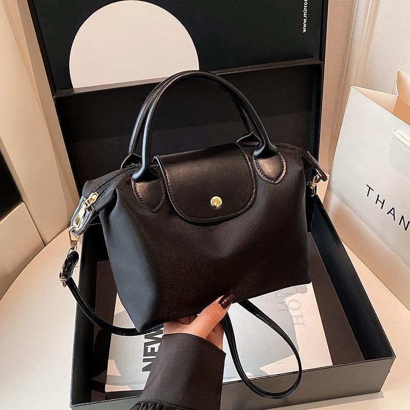 

Contrasting color simple matte versatile new small square bag women s leisure commuting shopping high-end texture fashion messenger bag чорний