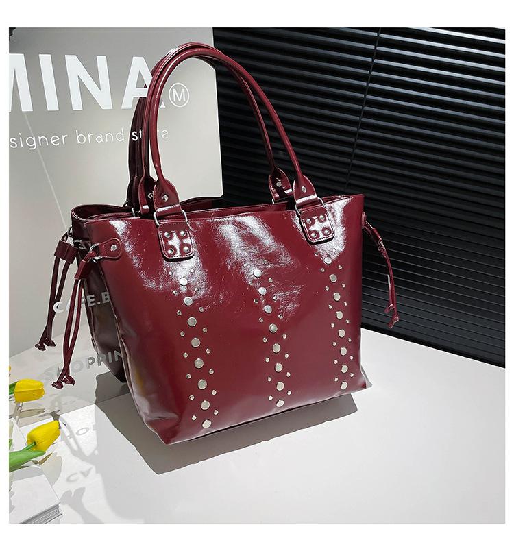 2025 Summer Popular Rivet Shoulder Bag Fashionable Large Capacity Tote Bag Casual Versatile Underarm Bag