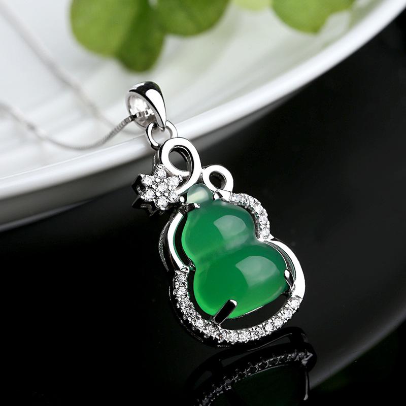 Collana con Ciondolo a Forma di Zucca in Calcedonio con Tormalina Verde Imitazione e Giada Placcata in Oro Bianco.