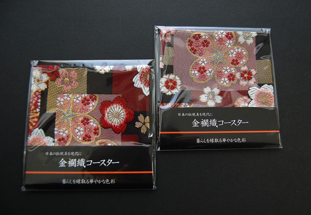 Set of 2 Japanese-style brocade kimono coasters (Beni Sakura)