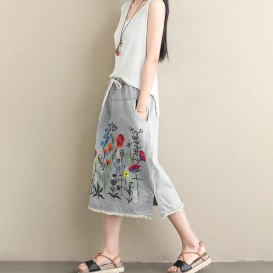 Women Midi Skirt Elastic Drawstring Waist Embroidery Flower Pattern Denim Skirt with Pockets Side Split Hem Skirt