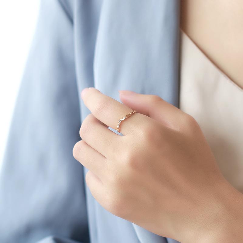 Anel Versátil Japonês em Zircônia em Forma de V: Prata de Lei 925 para um Look de Verão Elegante