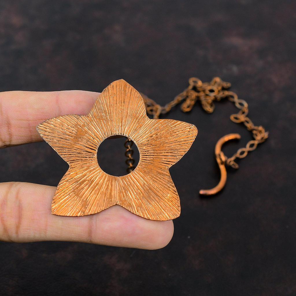 Miedziany Wisiorek Kwiatowy Unikalny Naszyjnik z Kwiatem Ręcznie Robiony Wisiorek Miedziana Biżuteria Wisiorek na Łańcuszek Piękny Wisiorek z Wzorem Kwiatowym Prezenty Rocznicowe