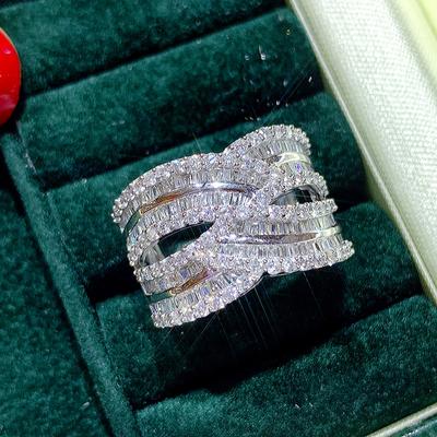 Huitan Anelli Larghi Bling Bling da Donna Completamente Pavimentati con Brillanti Pietre di Zirconia Cubica Splendido Accessorio per Sposa Matrimonio Festa Gioielli di Moda Intrecciati