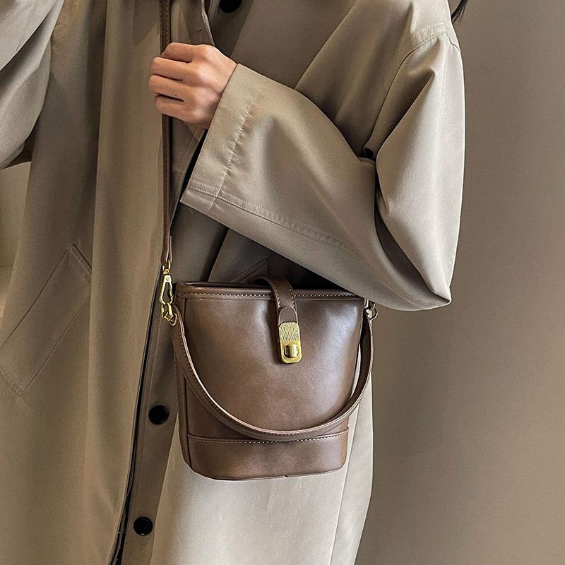 Korean version of retro handbag bag women's 2025 new autumn and winter simple versatile bucket bag niche messenger shoulder bag