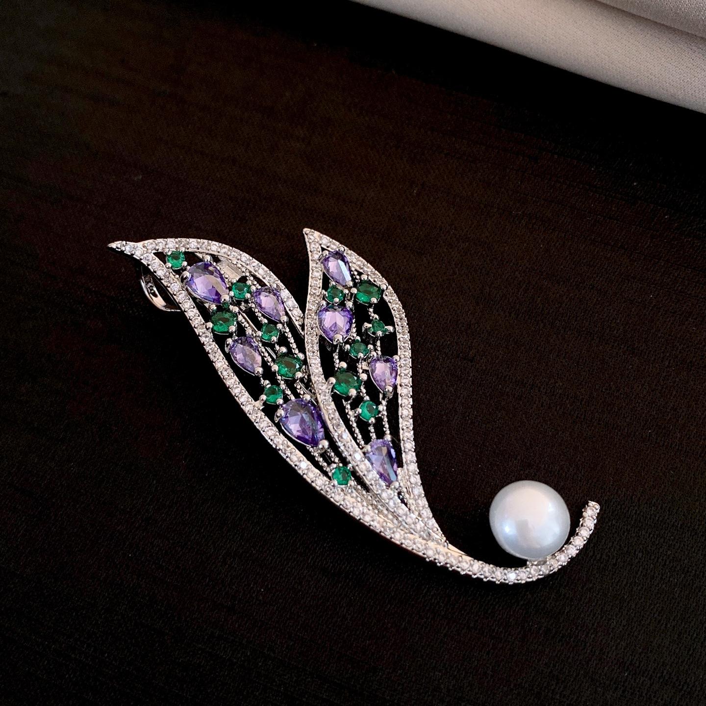 

European and American luxury leaves hollow pearl brooch exquisite fashion pin suit accessories