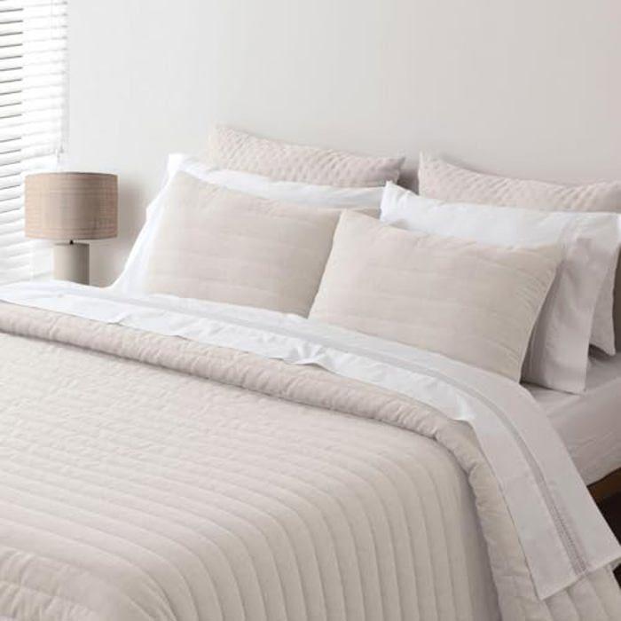 Přehoz - PIERRE CARDIN - Béžový - 250 x 270 cm - Tenká výplň - Včetně 2 povlaků na polštáře