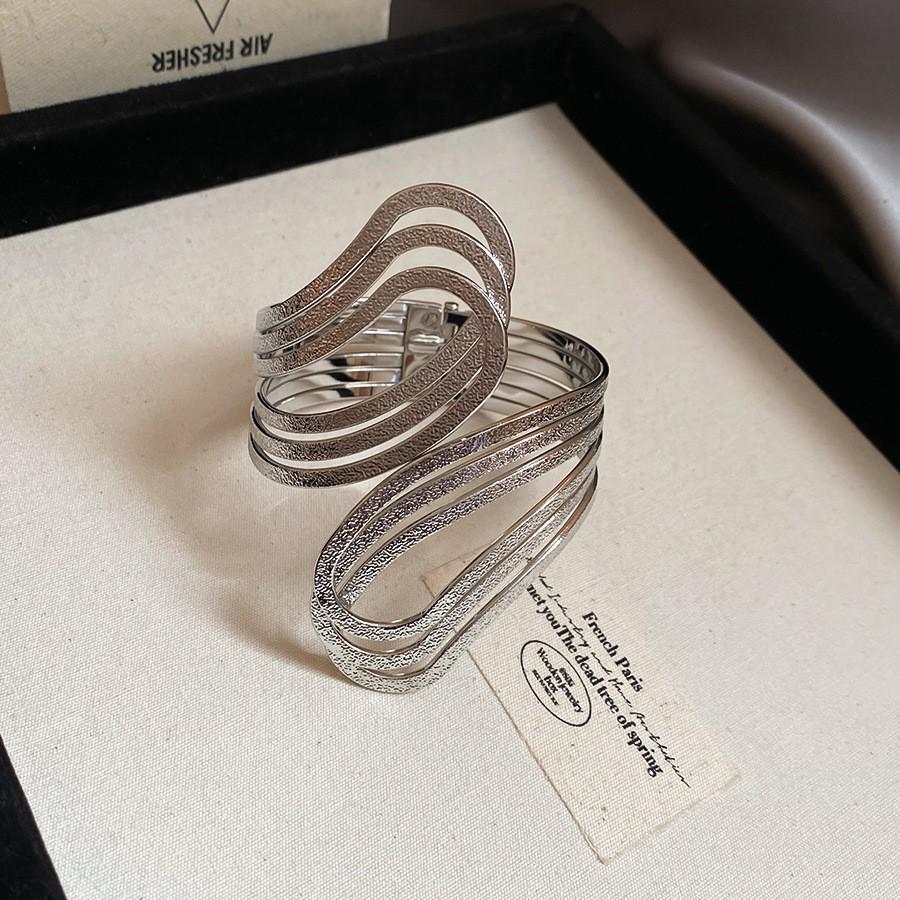 European-American Geometric Metallic Open Bangle: Simple, Versatile, Niche Design Bracelet