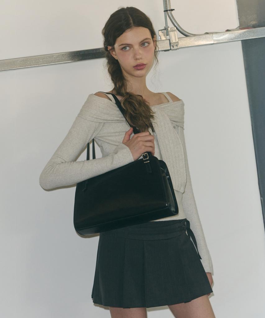 Leathery Wavy Shoulder Bag [Black]