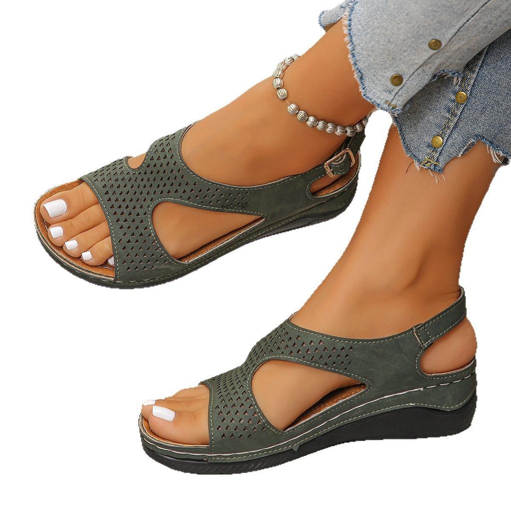 Open-toe High-heeled Women's Shoes with Thick Soles, Slip-on Beach Sandals with Buckle Fastening.