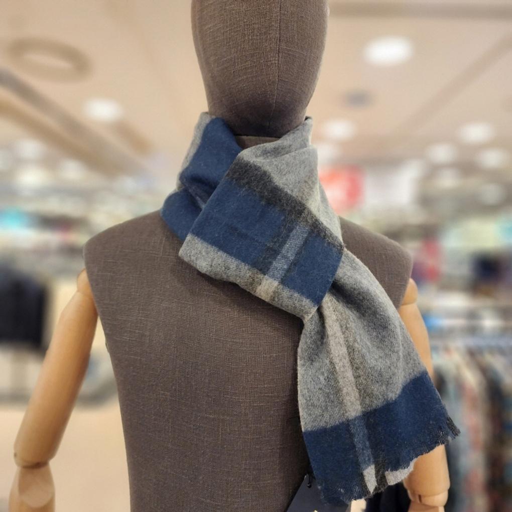 A High-quality 10% Cashmere, 90% Wool, Benbru Check Long Muffler That's Perfect for a Gift.