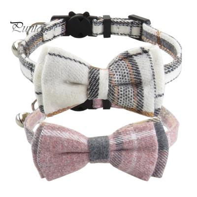 Klassisches kariertes Haustierhalsband mit Fliege, Glöckchen und Schal, verstellbarer dreieckiger Schal für Katzen und Hunde, Anti-Erstickungs-Schnalle, Haustierzubehör